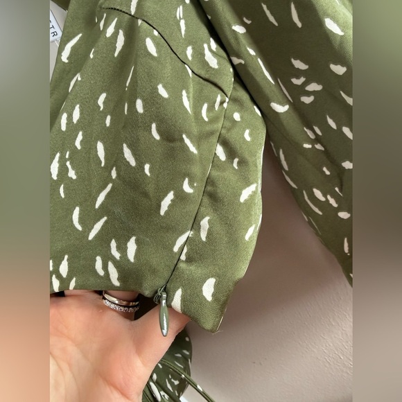 NWT ASTR olive cropped blouse - Picture 5 of 6